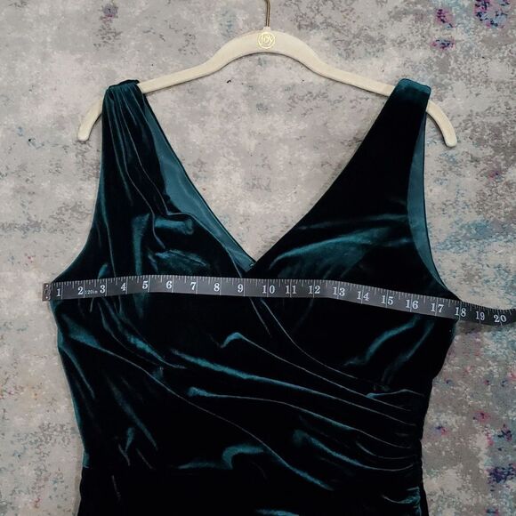 Revelry Dawson Crushed Velvet Ruched Gown in Emerald Green Size 12 - Picture 11 of 16